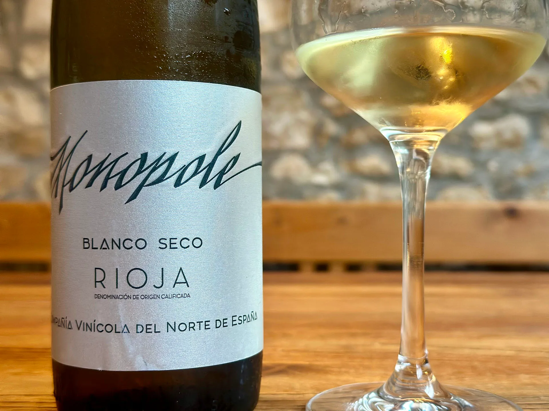 Weinflasche mit dem Schriftzug Monopole auf dem Etikett