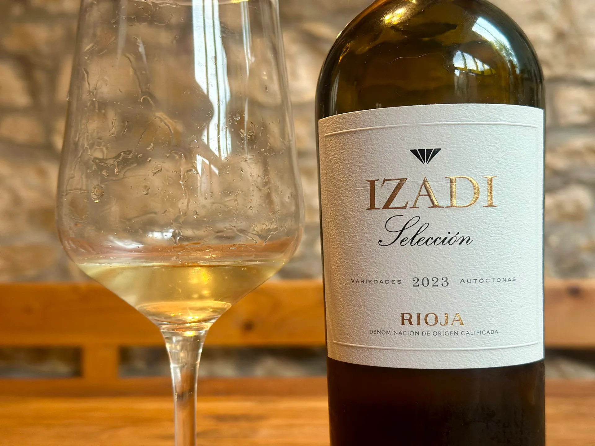 dunkle Weinflasche mit Glas mit Weißwein