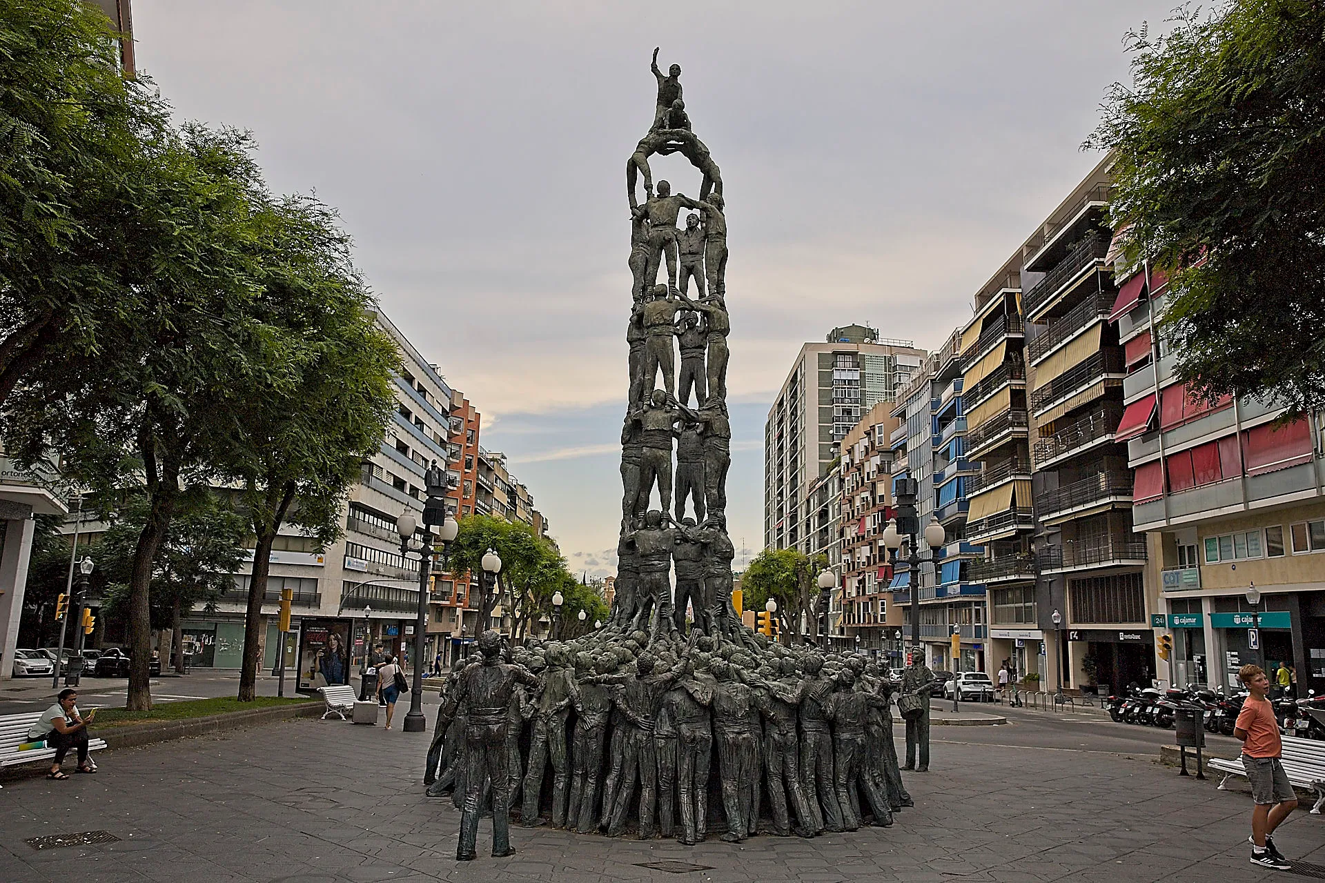 riesige Bronzeskulptur in Tarragona mit Menschen