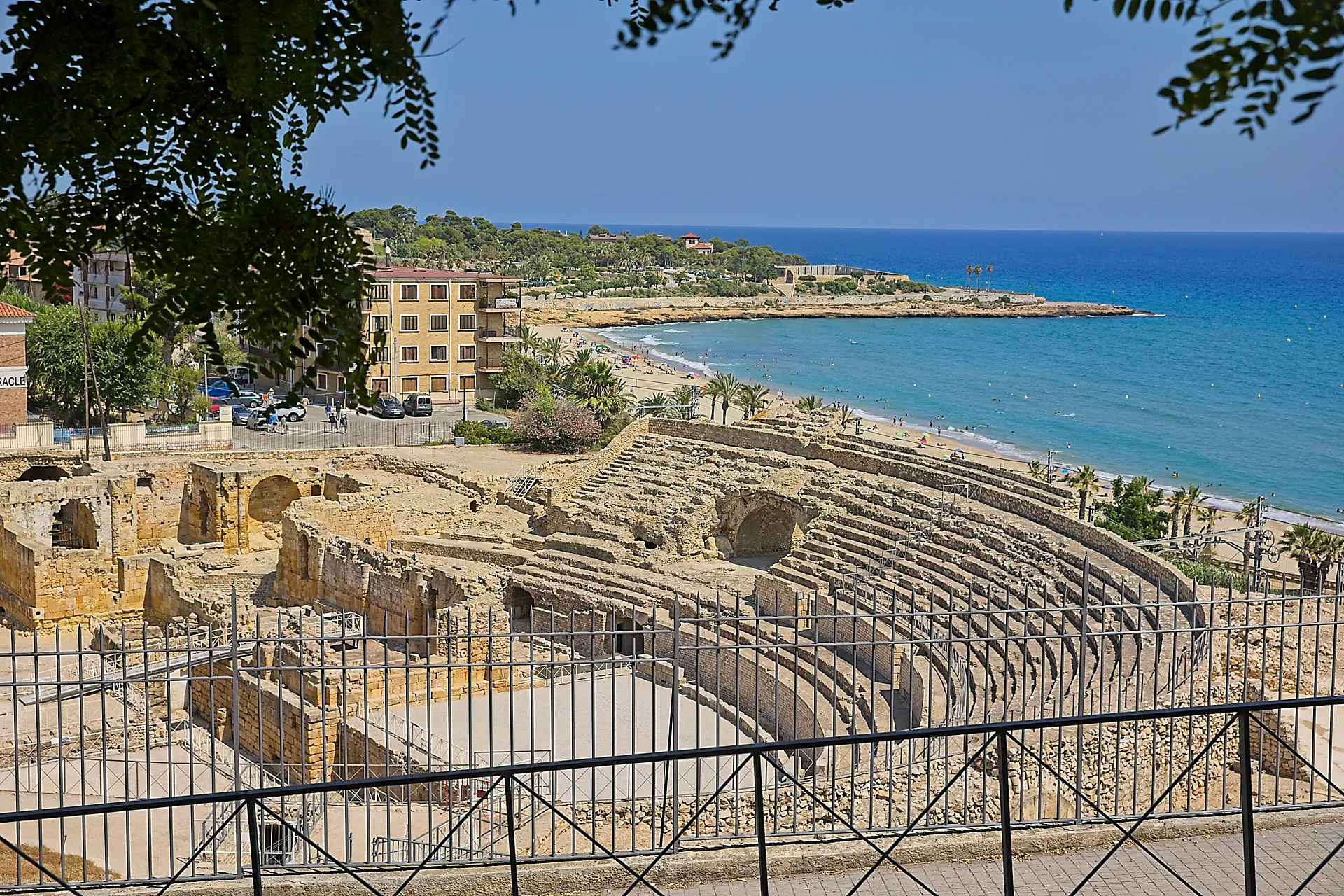 altes römisches Amphitheater mit Zaun davor