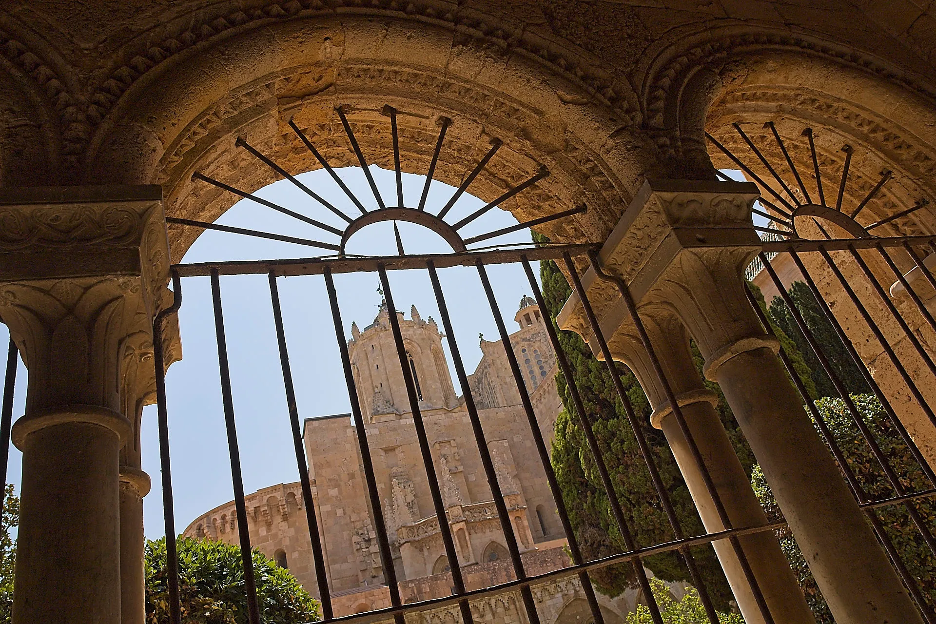 durch ein Gitter Kirchturm Kathedrale in Tarragona