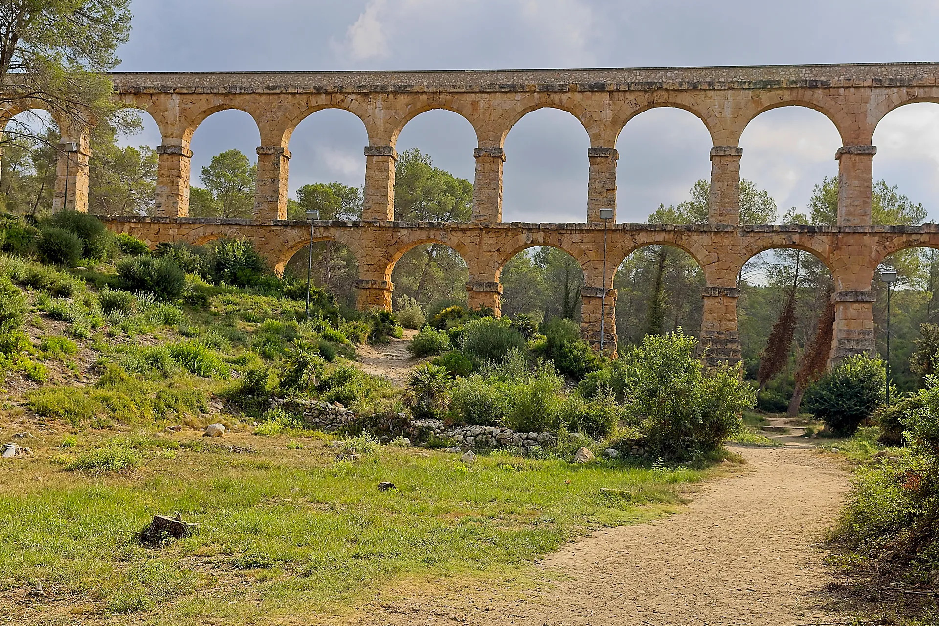 altes Aquädukt mit mehreren Etagen und Bögen