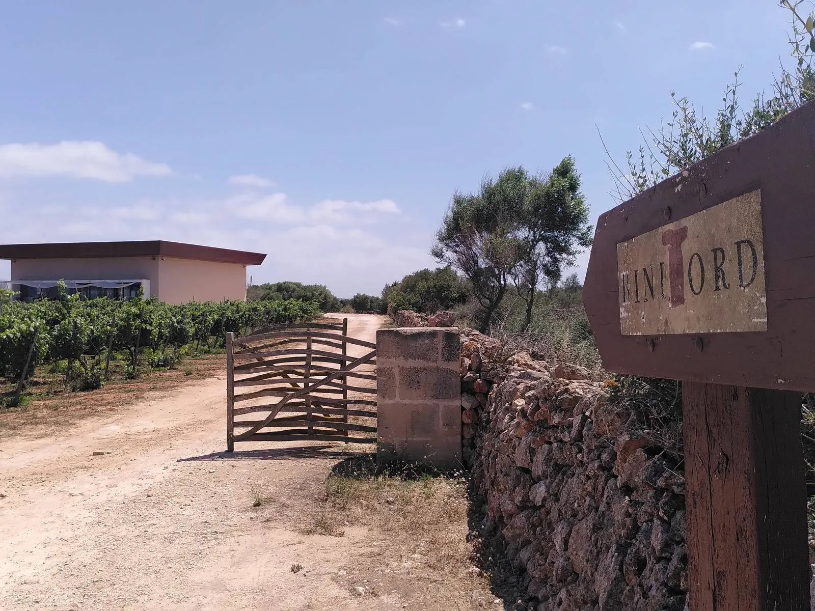 Einfahrt zur Bodega Binitord auf Menorca.
