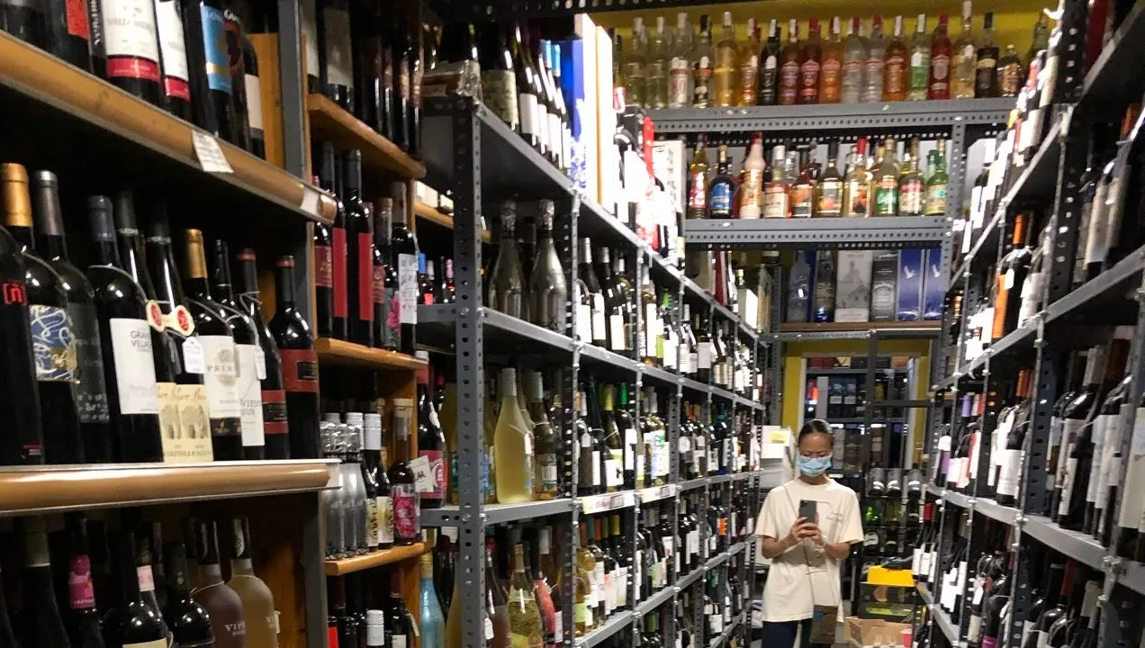 Verschlafene Weinhandlung Valencia