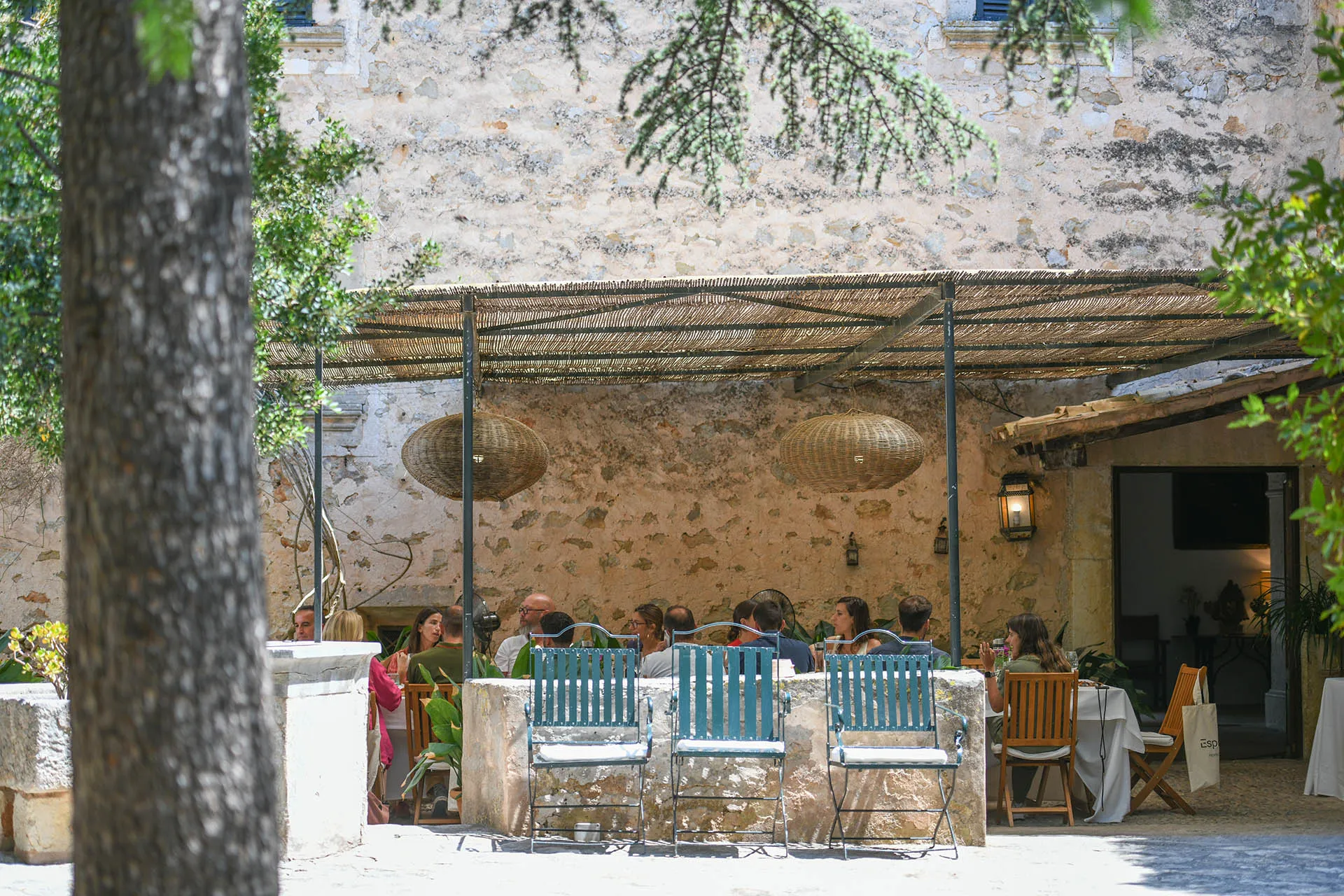 Weingut mit Menschen zu Besuch