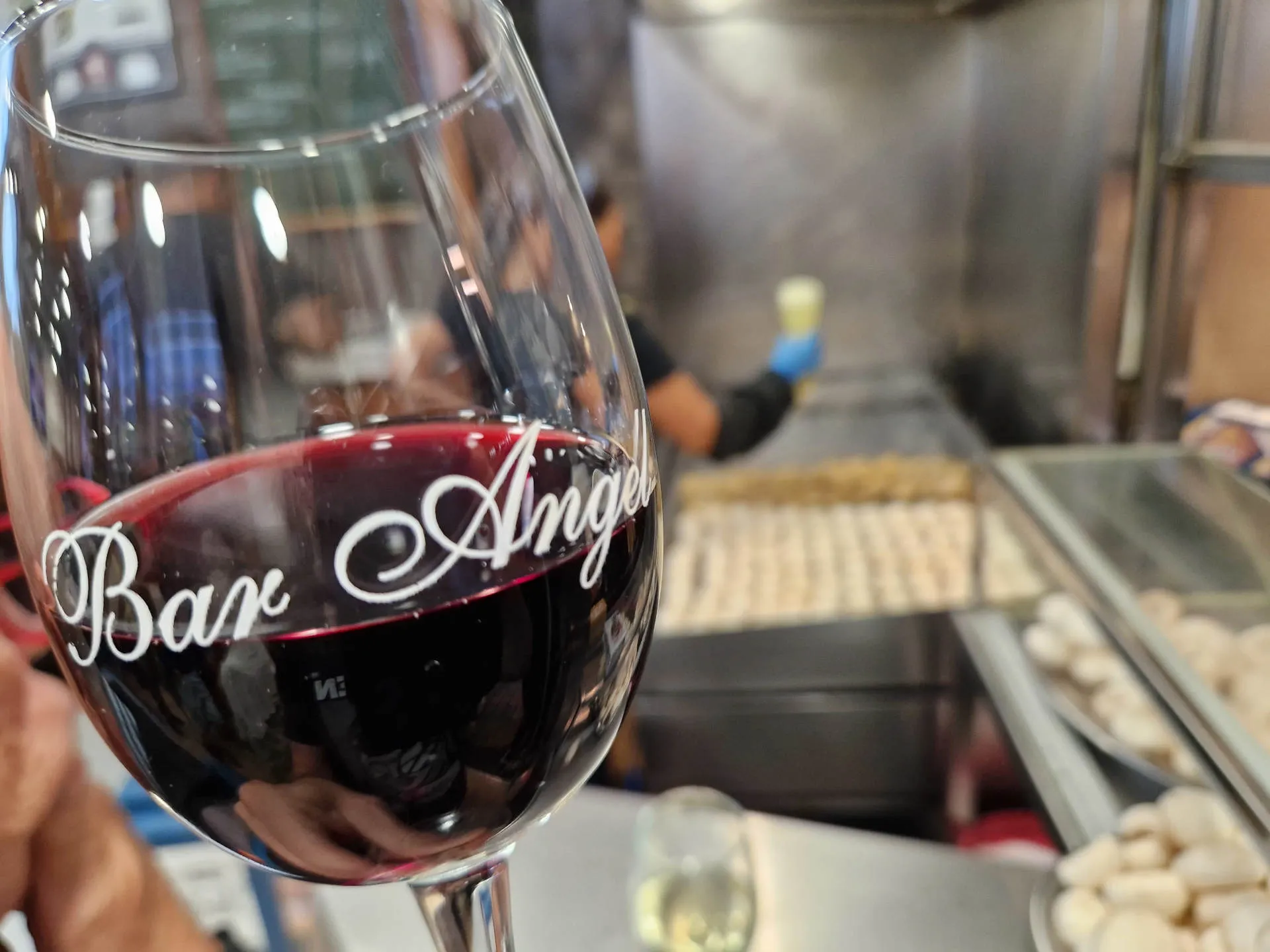 Ein Glas Wein in einer Bar