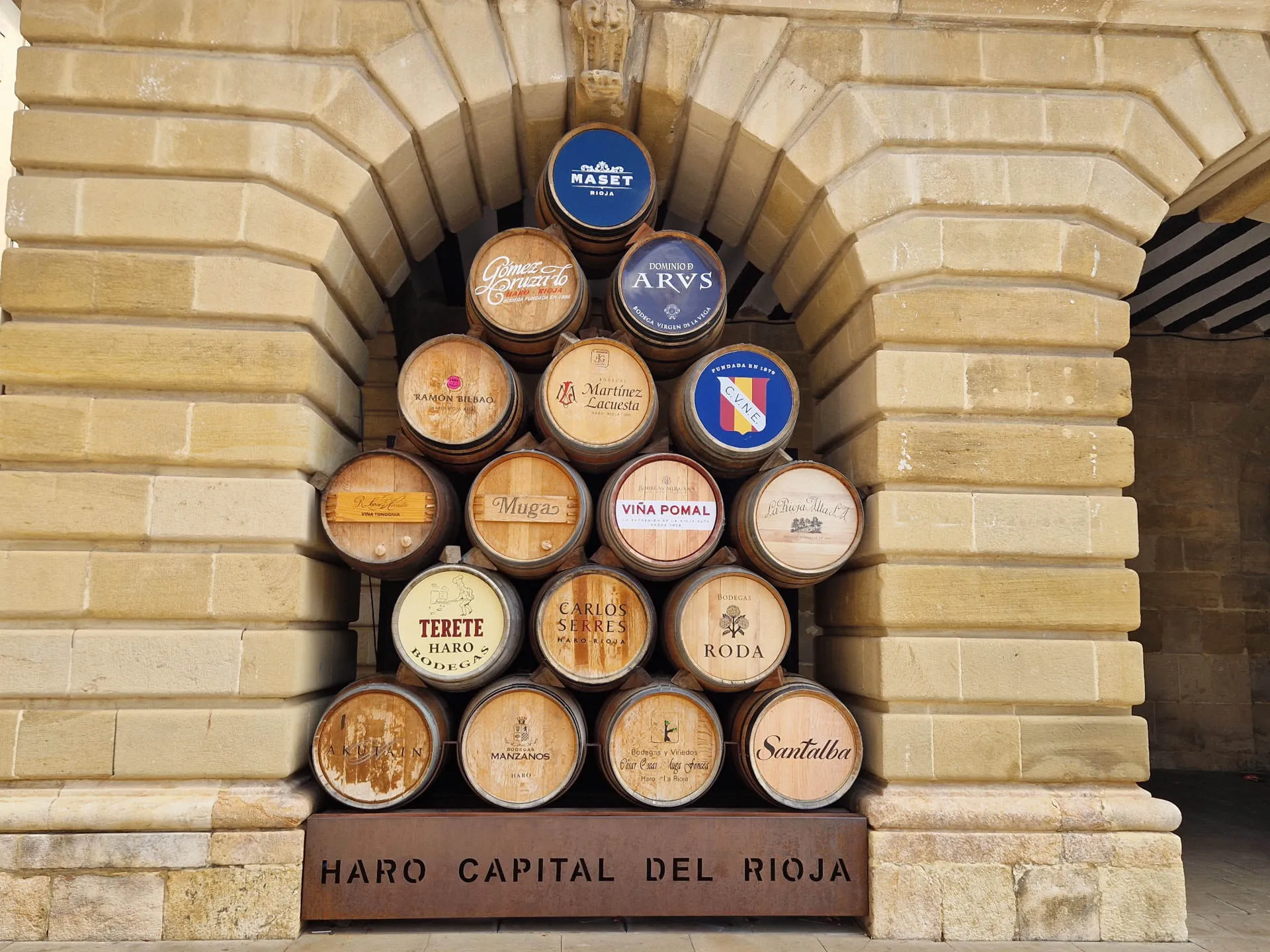 Weinfässer in einem Torbogen