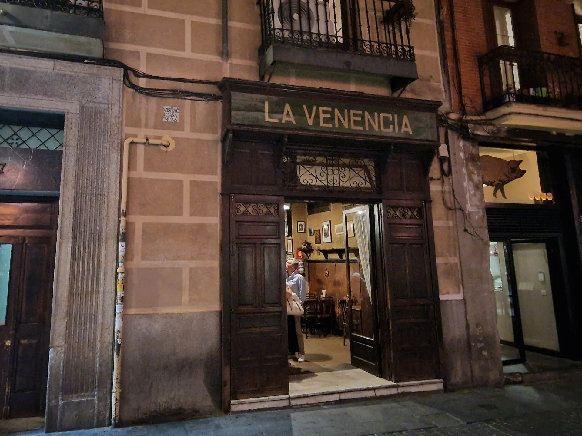 Rustikales Weinlokal von außen fotografiert