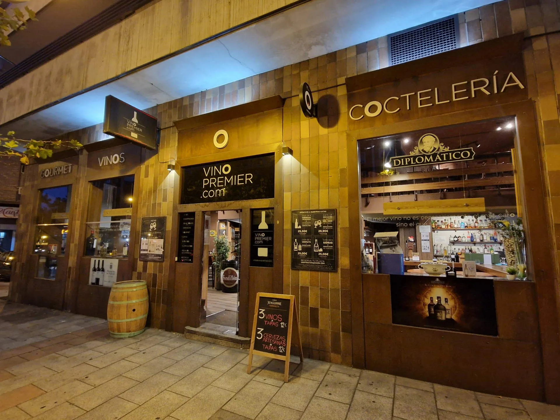 Eine Weinhandlung von außen