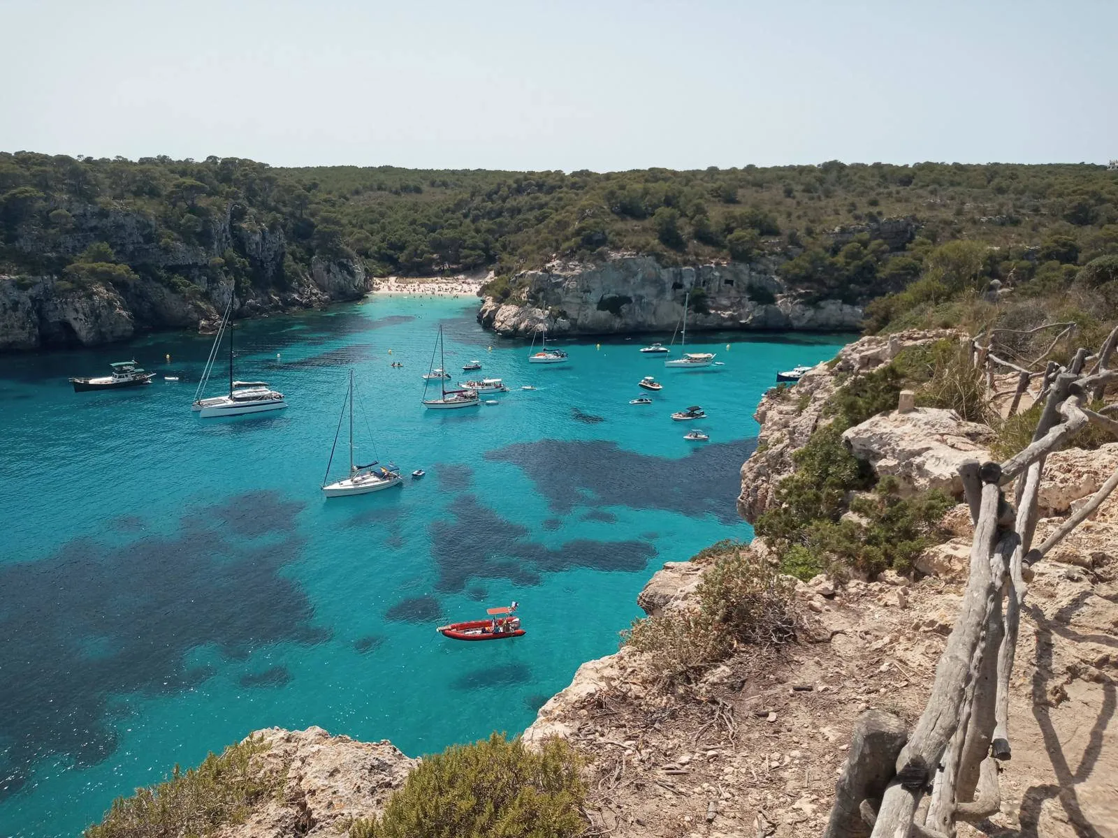 Traumhafte Bucht in Menorca mit Booten.