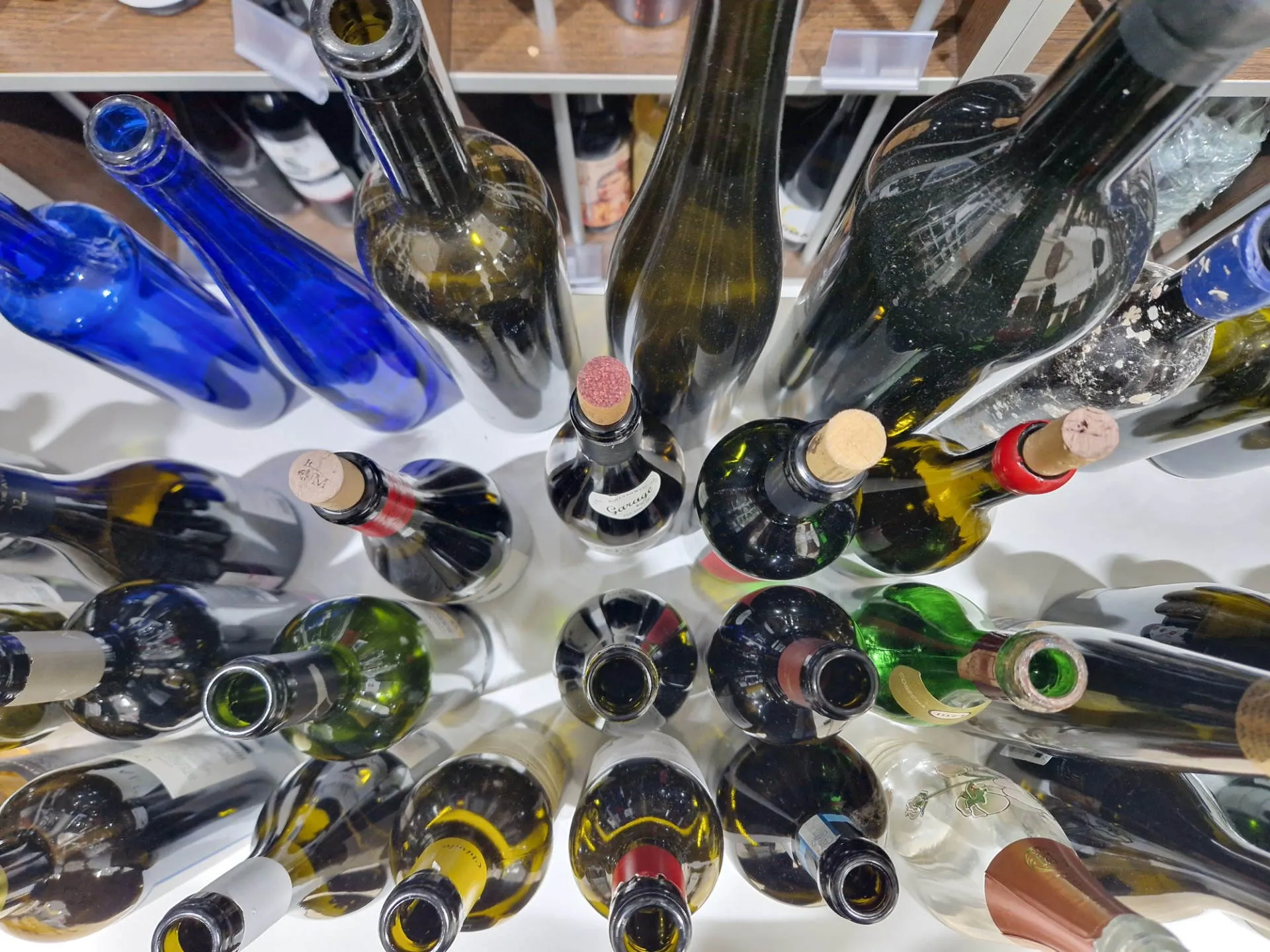 zahlreiche leere Weinflaschen auf einem Tisch