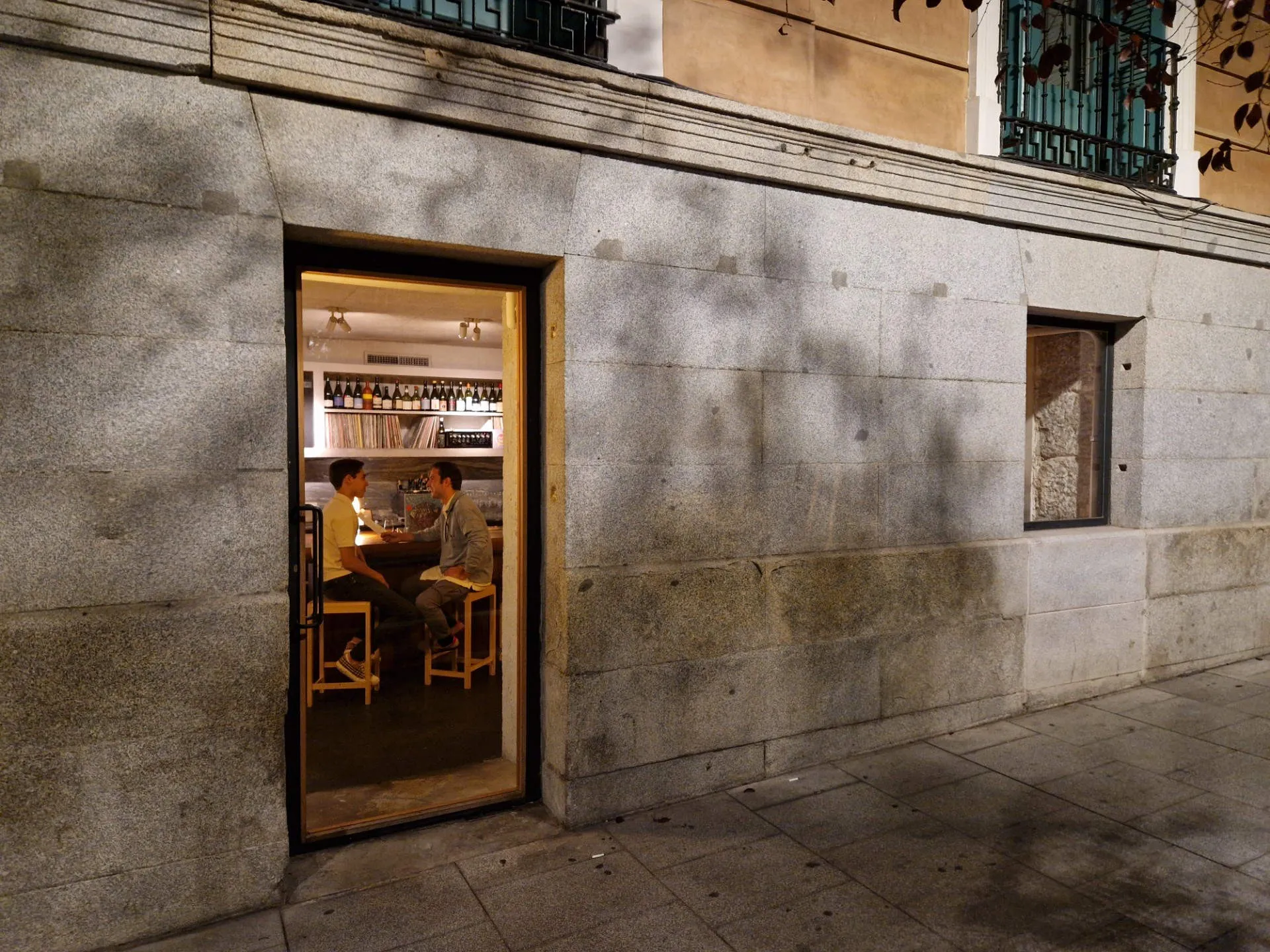 eine unscheinbare Bar von außen