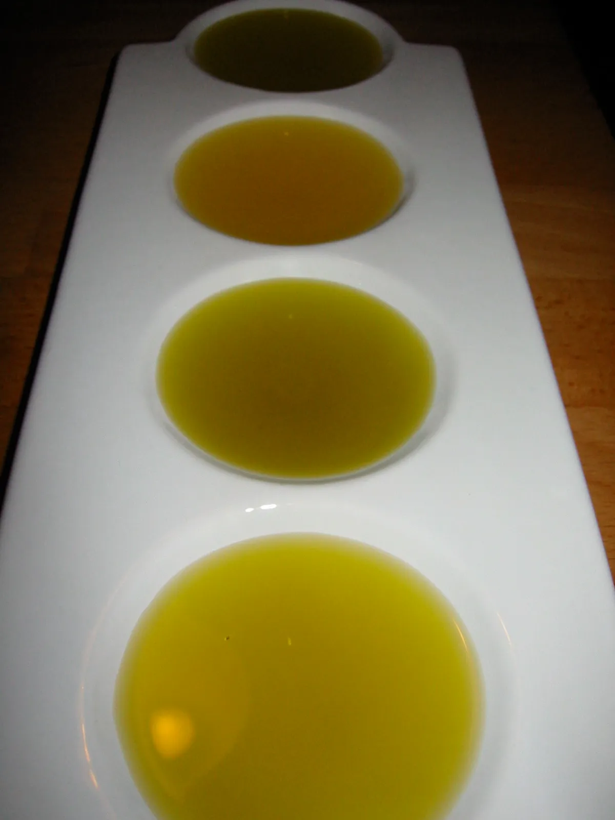 Olivenöle auf einer Verkostungsschale