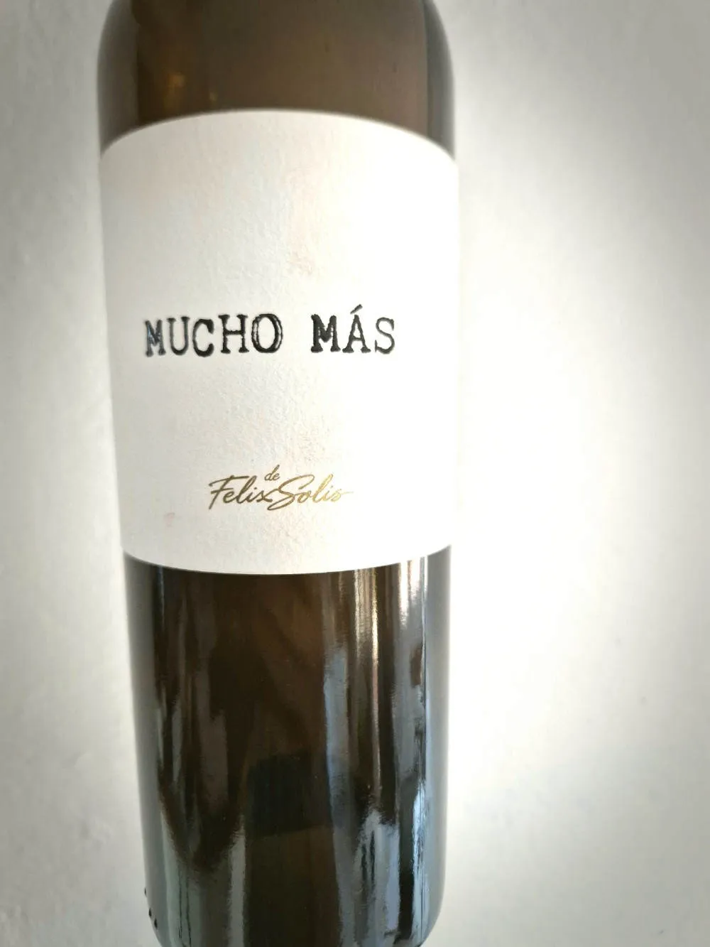 Eine Flasche Wein mit modernem Etikett