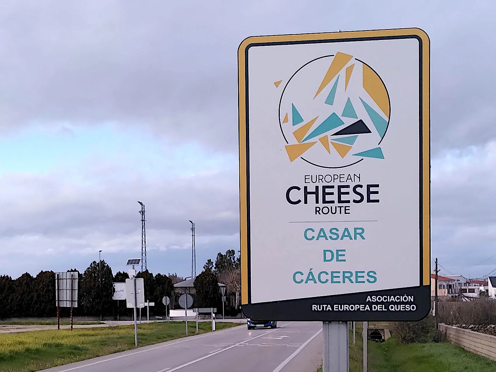 Großes Schild am Ortseingang von Casar de Caceres