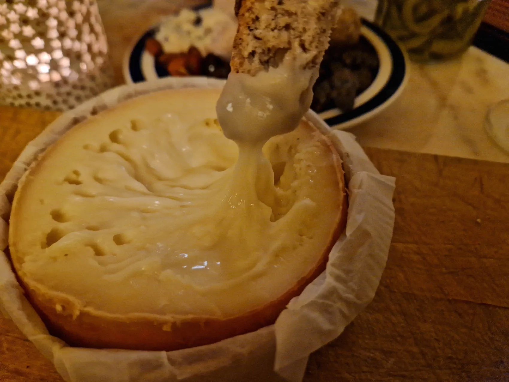 Brotstick wird in cremigen Käse getunkt.