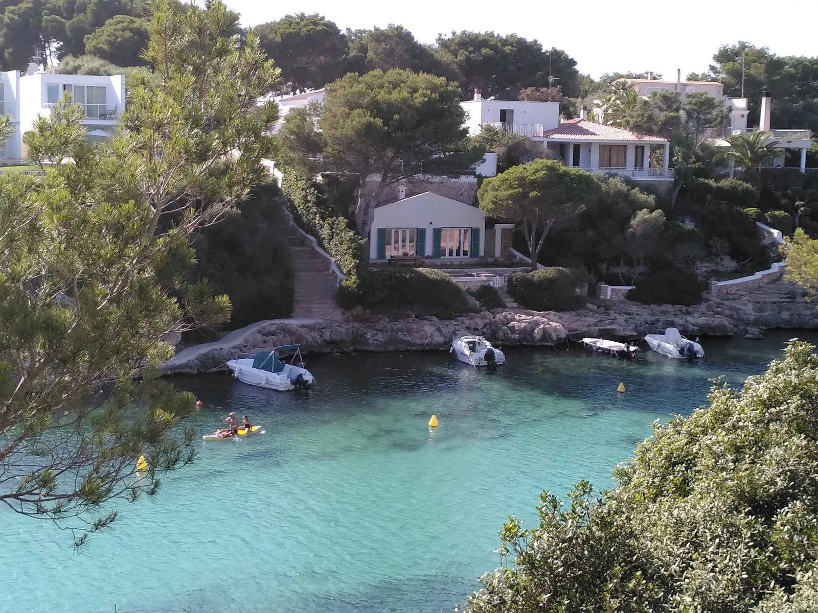 Häuser am Meeresarm in Menorca.