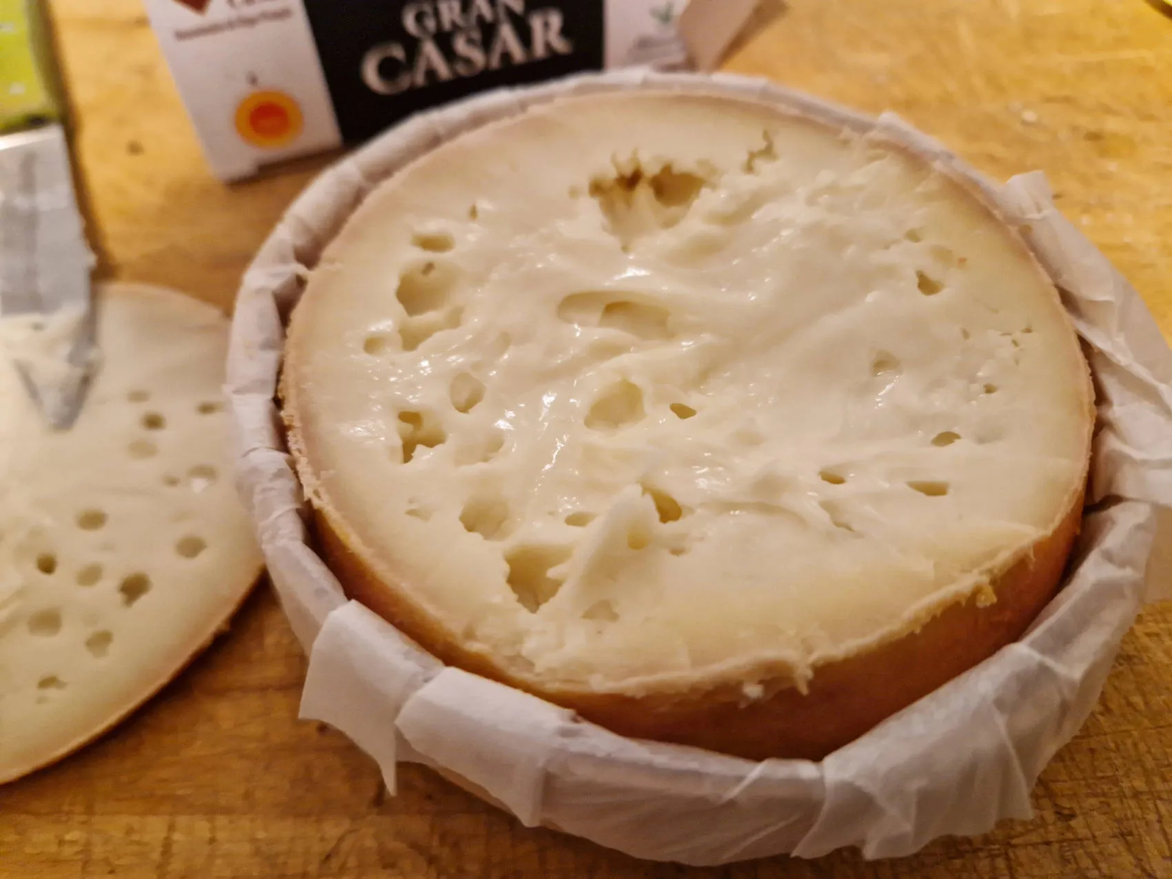 aufgeschnittene Torta del Casar