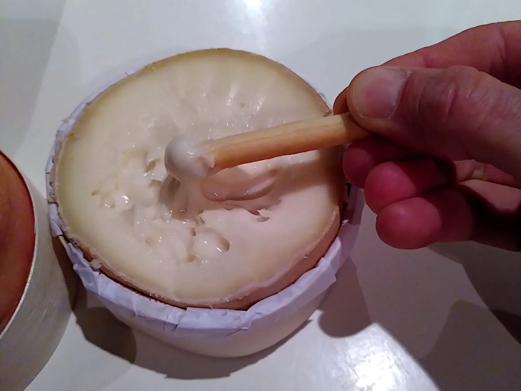 ein aufgeschnittener cremiger Käse