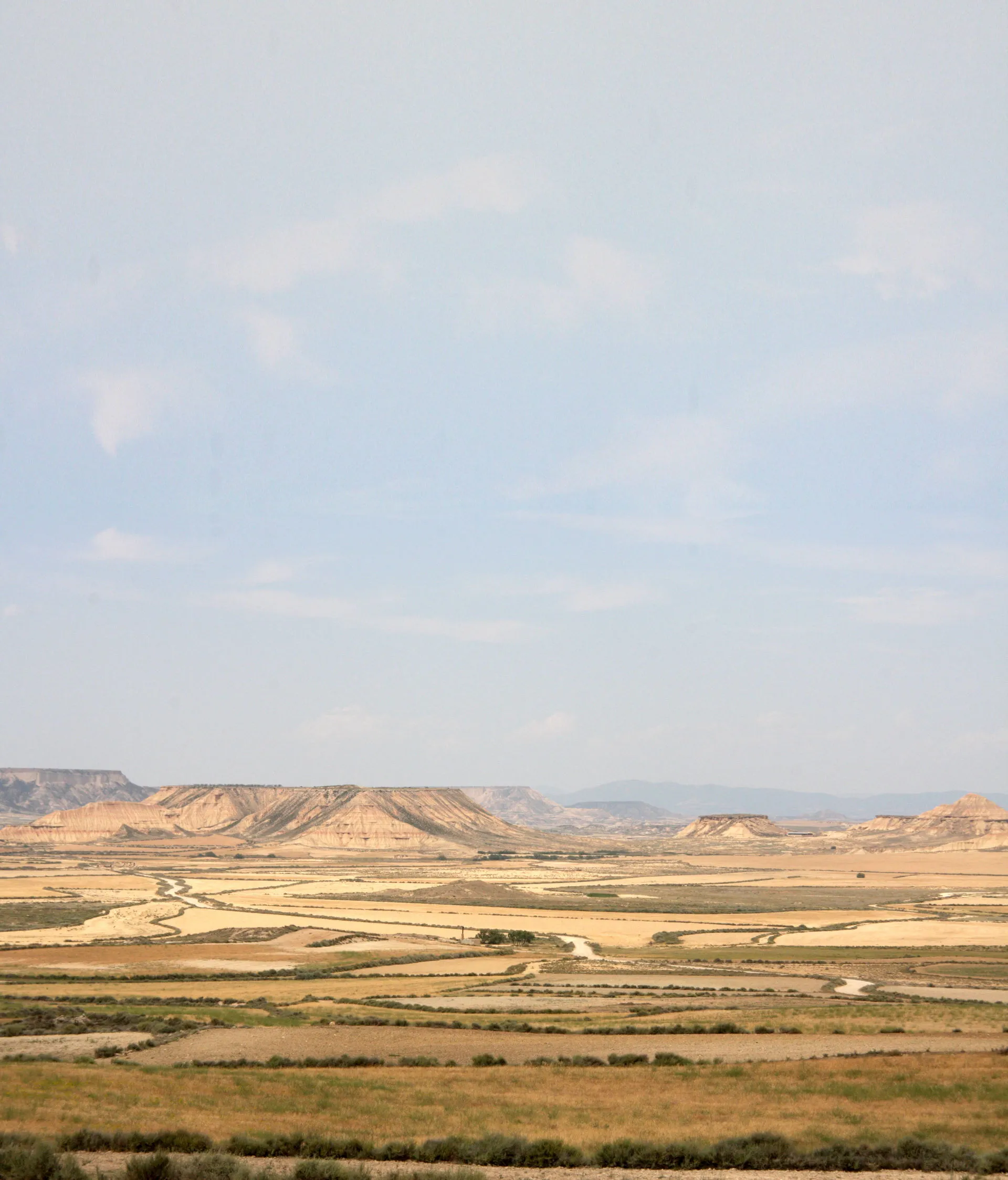 Blick auf eine wüstenartige Landschaft in Navarra in leicht bewölkter Sommerhitze