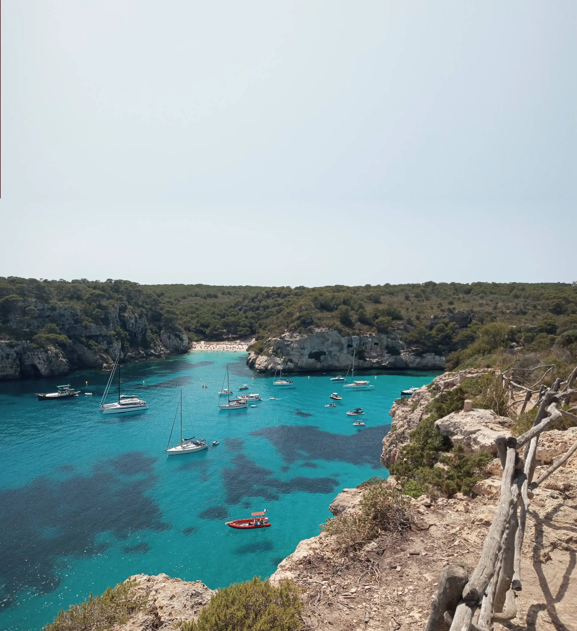 In einer schönen Bucht auf Menorca ankern Schiffe.