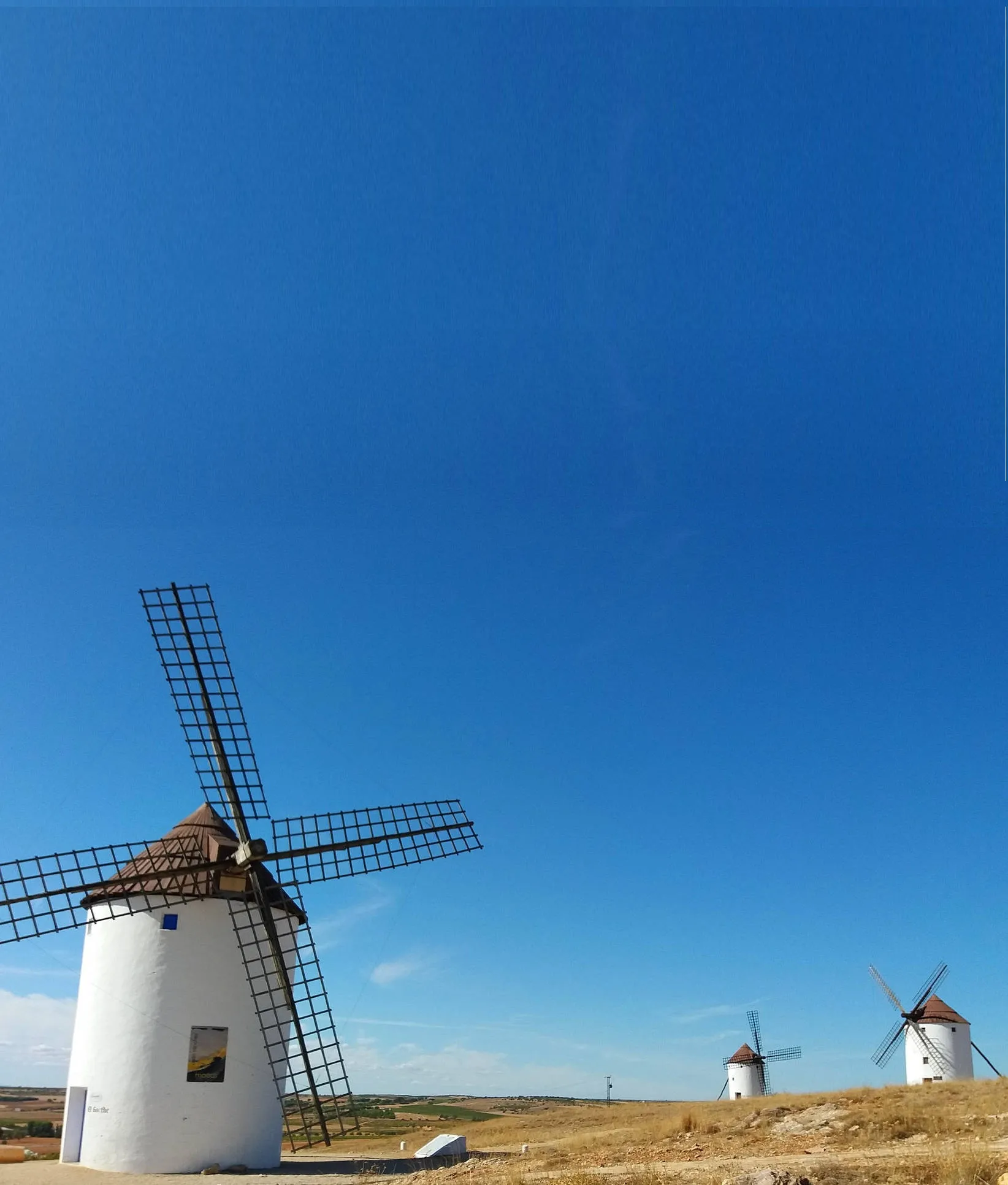 Windmühlen in Kastilien-La Mancha vor strahlend blauem Himmel