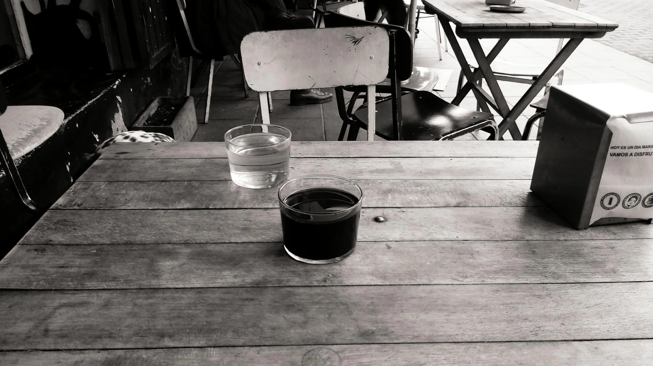 Ein Glas mit Rot- und eins mit Weißwein auf einem Tisch in einer spanischen Kneipe