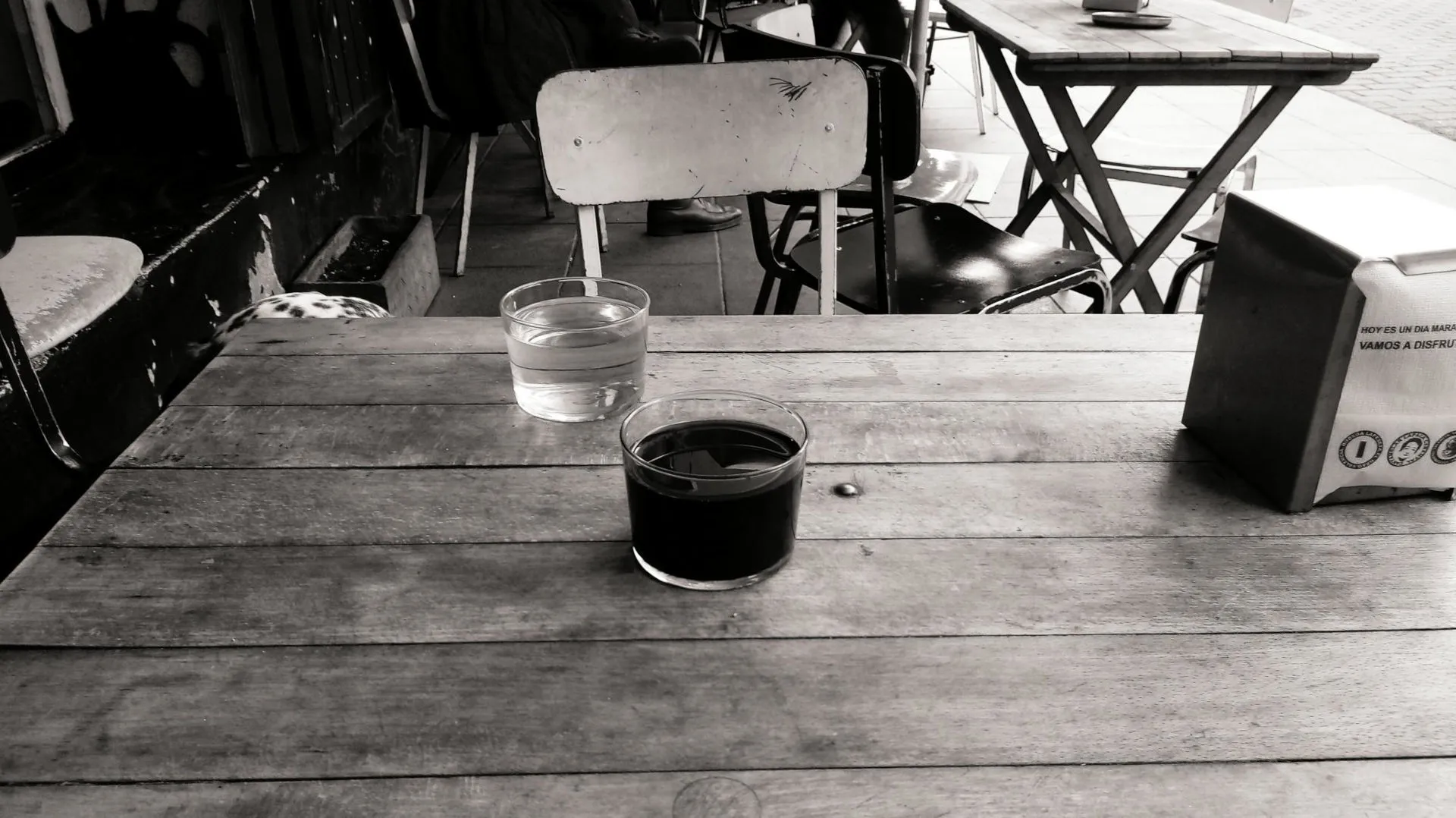 Ein Glas mit Rot- und eins mit Weißwein auf einem Tisch in einer spanischen Kneipe